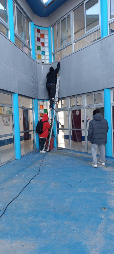 Actividad Práctica Alumnos 2do EMT Informática Instalación de cámaras en la institución con los docentes Gonzalo Perrone y Delis Cauto